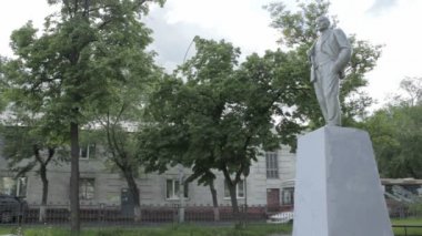 Vladimir Lenin iki katlı binanın önünde Mall Lipetsk, Rusya Federasyonu - 25 Mayıs 2016: anıt