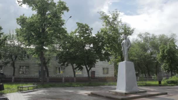 Lipetsk, Fédération de Russie - 25 mai 2016 : Monument à Vladimir Lénine sur le centre commercial devant un immeuble de deux étages — Video