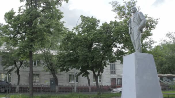 Lipetsk, Venäjän federaatio - 25. toukokuuta 2016: Monumentti Vladimir Leninille ostoskeskuksessa kahden kerroksen rakennuksen edessä — kuvapankkivideo