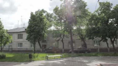 Vladimir Lenin iki katlı binanın önünde Mall Lipetsk, Rusya Federasyonu - 25 Mayıs 2016: anıt
