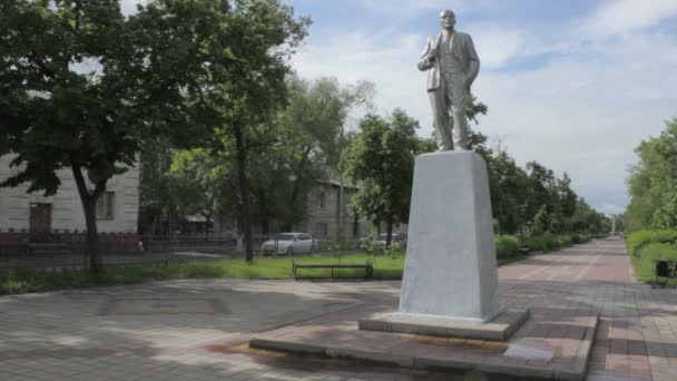 Липецк, Российская Федерация - 25 мая 2016 года: Памятник Владимиру Ленину в торговом центре — стоковое видео