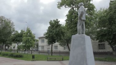Vladimir Lenin iki katlı binanın önünde Mall Lipetsk, Rusya Federasyonu - 25 Mayıs 2016: anıt