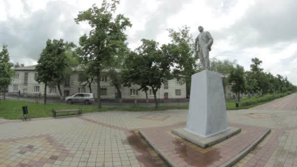 Lipetsk, Federación Rusa - 25 de mayo de 2016: Monumento a Vladimir Lenin en el centro comercial frente al edificio de dos pisos — Vídeos de Stock