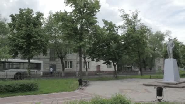 Lipetsk, Federación Rusa - 25 de mayo de 2016: Monumento a Vladimir Lenin en el centro comercial frente al edificio de dos pisos — Vídeos de Stock