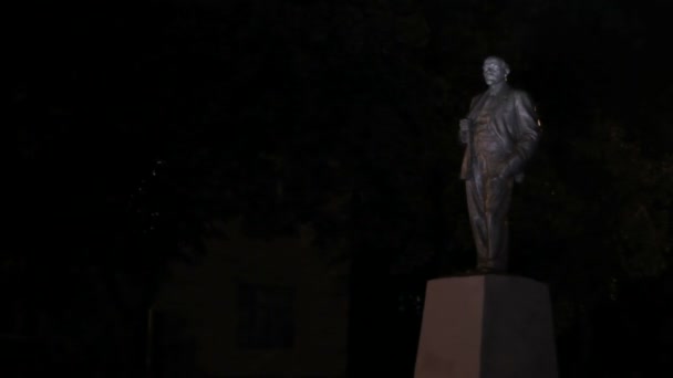 Lipetsk, Federação Russa - 25 de maio de 2016: Monumento a Vladimir Lenin à noite — Vídeo de Stock