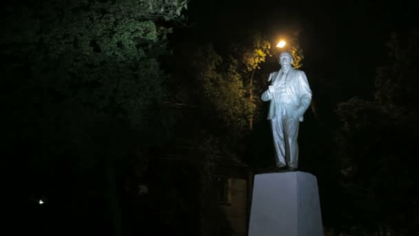 Lipetsk, Rusland - 25 mei 2016: Monument voor Vladimir Lenin in de nacht — Stockvideo