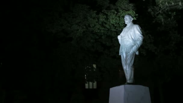 Lipetsk, Rusland - 25 mei 2016: Monument voor Vladimir Lenin in de nacht — Stockvideo