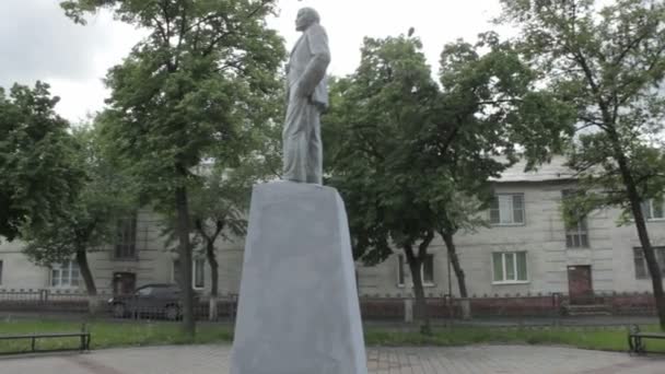 Lipetsk, Federación Rusa - 25 de mayo de 2016: Monumento a Vladimir Lenin en el centro comercial frente al edificio de dos pisos — Vídeos de Stock
