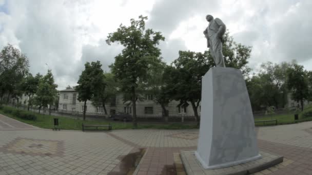 Lipetsk, Fédération de Russie - 25 mai 2016 : Monument à Vladimir Lénine sur le centre commercial devant un immeuble de deux étages — Video