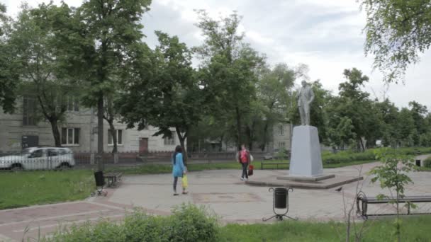 Lipetsk, Fédération de Russie - 25 mai 2016 : Monument à Vladimir Lénine sur le centre commercial devant un immeuble de deux étages — Video