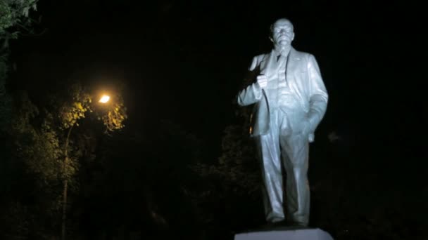 Lipetsk, Rusland - 25 mei 2016: Monument voor Vladimir Lenin in de nacht — Stockvideo