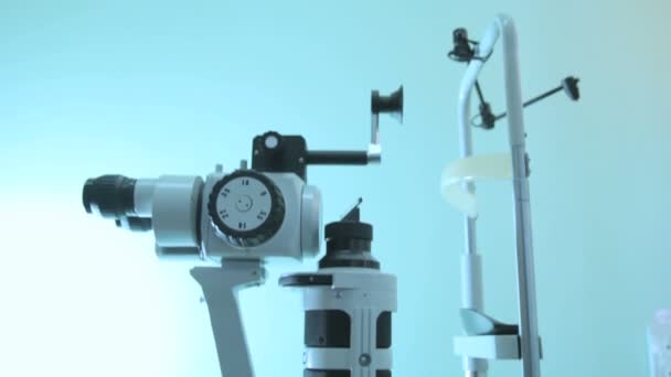Специальный офтальмологический инструмент для проверки сетчатки — стоковое видео