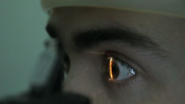 Retina taramalı genç adamın gözleri