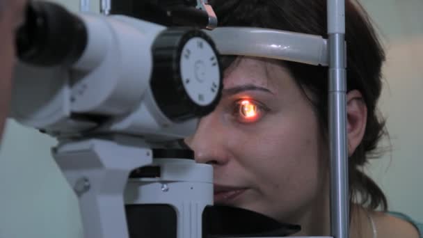 Lipetsk, Russian Federation - March 15, 2015: "Day of healthy eyes" in the clinic 9, the doctor optometrist ophthalmologist Anatoly Petrovich checks vision and the retina of a woman on a special — Stock Video