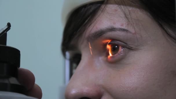Lipetsk, Federación Rusa - 15 de marzo de 2015: "El día de los ojos sanos" en la clínica 9, el médico optometrista oftalmólogo Anatoly Petrovich comprueba la visión y la retina de una mujer en un especial — Vídeo de stock