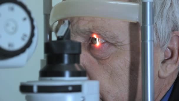 Lipetsk, Rusya Federasyonu - 15 Mart 2015: "gününde sağlıklı gözler" Kliniği 9, Doktor optometrist göz doktoruna Anatoly Petrovich çekleri vizyon ve retina yaşlı yaşlı adam, bir — Stok video