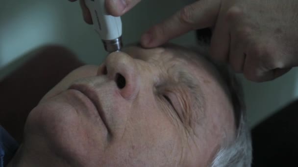 Lipetsk, Federación Rusa - 15 de marzo de 2015: "Día de los ojos sanos" en la clínica 9, el médico optometrista oftalmólogo Anatoly Petrovich comprueba Mide la presión intraocular por especial — Vídeo de stock