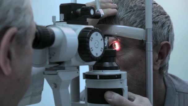 Lipetsk, Rusya Federasyonu - 15 Mart 2015: "gününde sağlıklı gözler" Kliniği 9, Doktor optometrist göz doktoruna Anatoly Petrovich çekleri vizyon ve retina yaşlı yaşlı adam, bir — Stok video