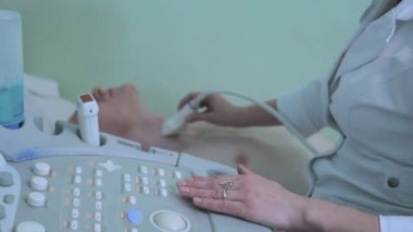 Genç adam ultrason tiroid bezinin yapar