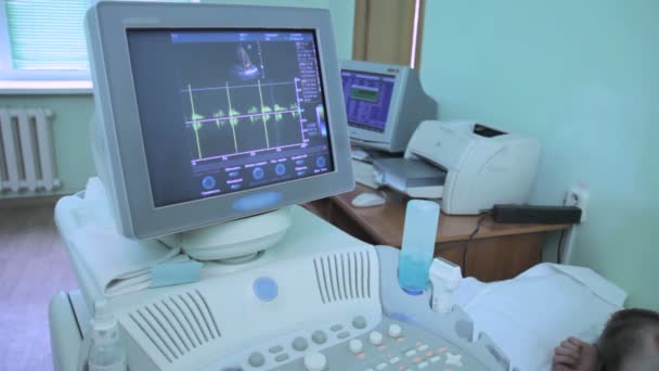 Médico utilizando el diagrama de ecocardiografía ECHO en la pantalla — Vídeo de stock