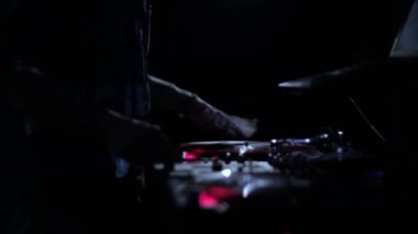 Vinil kayıtlar tırmalamak ve gece kulübünde bir diskoda güvertelerde karıştırma dj
