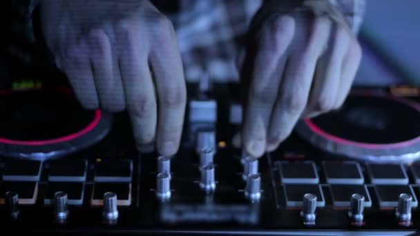 Händerna på Dj som blandar musik spår Cd mixer i nattklubben — Stockvideo