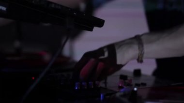 Vinil kayıtlar tırmalamak ve gece kulübünde bir diskoda güvertelerde karıştırma dj