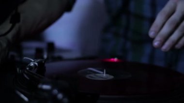 Vinil kayıtlar tırmalamak ve gece kulübünde bir diskoda güvertelerde karıştırma dj