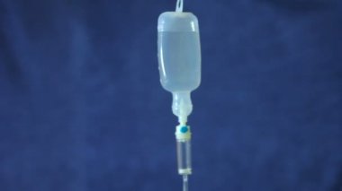 mavi bir arka plan üzerinde damla sayacı