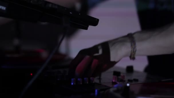 DJ rascando discos de vinilo y mezclándose en Decks en una discoteca en Nightclub — Vídeos de Stock