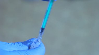 Doktor elinde bir ilaç toplama bir şırınga