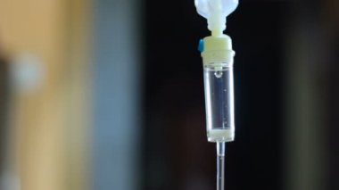 karanlık bir arka plan üzerinde hastane koğuşunda damla sayacı