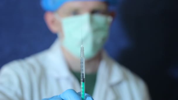 Arts controleren de spuit voor injectie — Stockvideo