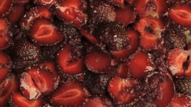 Kırmızı dilimlenmiş çilek ve Ahududu reçeli, saat yönünün tersine döndürür