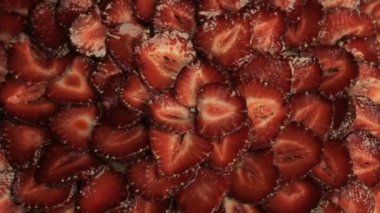 Taze kırmızı çilek dilimlenmiş, saat yönünün tersine döndürür