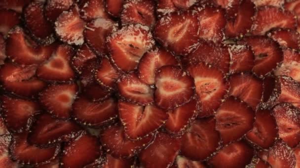 Nyligen skivade röda jordgubbar, roterar motsols — Stockvideo