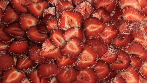 Vers gesneden aardbeien, tegen de klok in roteert — Stockvideo