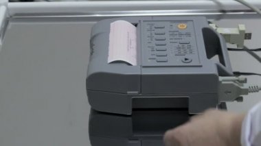 Kardiyolog doktor EKG cihazı kardiyogram üzerinde düğme oyun presler