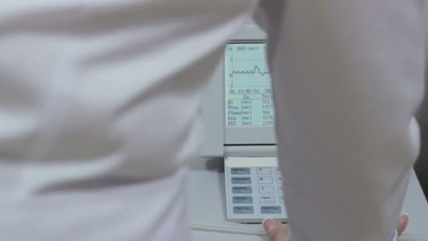 Le graphique dans le spiromètre médecin teste les tests de capacité pulmonaire 