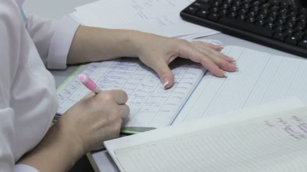 Doctor writes a medical journal for notes — Stock Video