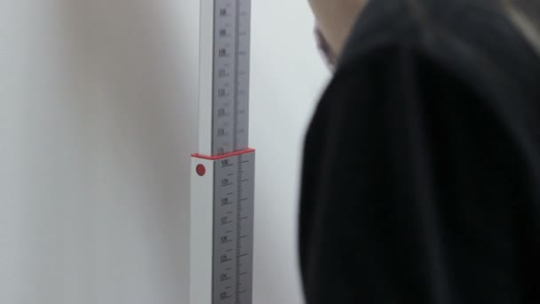 Ruler moves to the measurement of growth, close-up — Stock Video
