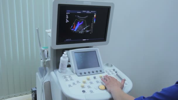 Доктор, який працює на машині для ультразвуку, показує графіку та ниркову артерію — стокове відео
