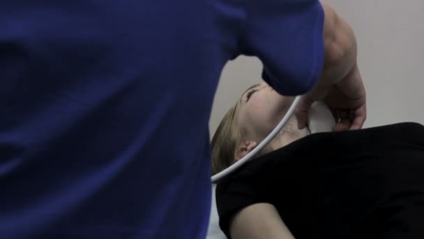 Docteur fait l'échographie cervicale fille d'examen, gros plan — Video