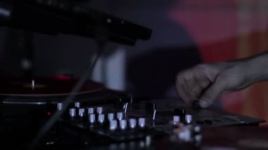 Vinil kayıtlar tırmalamak ve gece kulübü döngü video'deki bir diskoda güvertelerde karıştırma dj