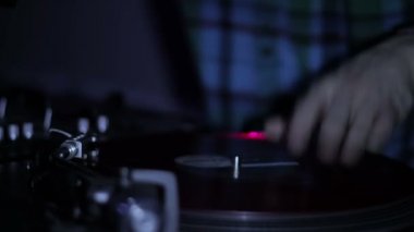 Vinil kayıtlar tırmalamak ve gece kulübünde bir diskoda güvertelerde karıştırma dj