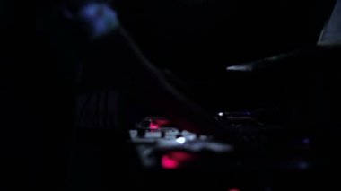 Vinil kayıtlar tırmalamak ve gece kulübünde bir diskoda güvertelerde karıştırma dj