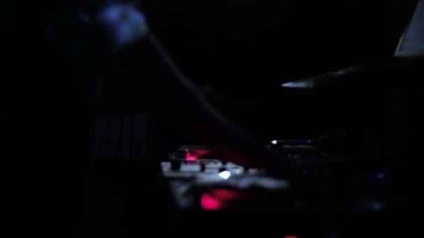 DJ rascando discos de vinilo y mezclándose en Decks en una discoteca en Nightclub — Vídeo de stock