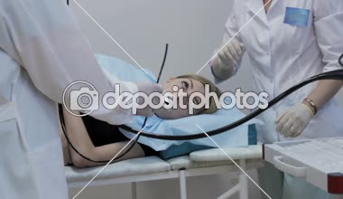 Doktor onun ağız kız tıbbi cihaz endoskop çeker