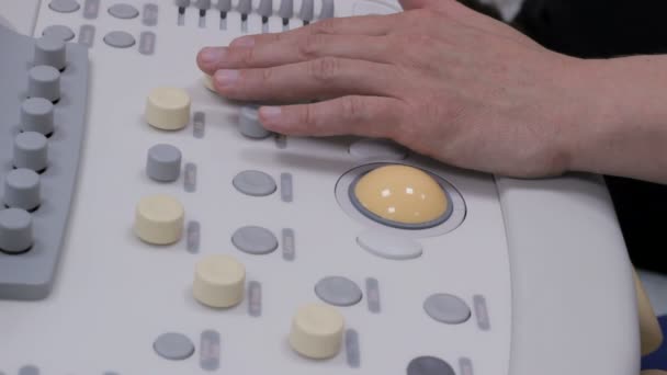 Teclado de ultrassonografia, o médico pressiona o botão — Vídeo de Stock