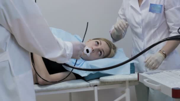 Врач вытаскивает свой рот девушка медицинское устройство эндоскоп — стоковое видео